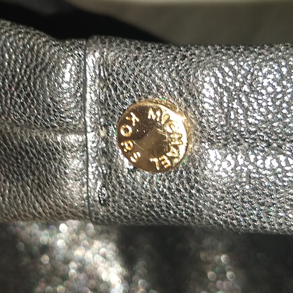 Michael Kors Beverly black leather hobo. - Picture 9 of 13